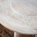 Table d'appoint florale sculptée en bois de manguier blanchi