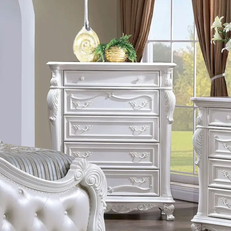 Commode 5 tiroirs en bois massif, blanc/cerisier, style baroque, avec détails sculptés et intérieur en cèdre
